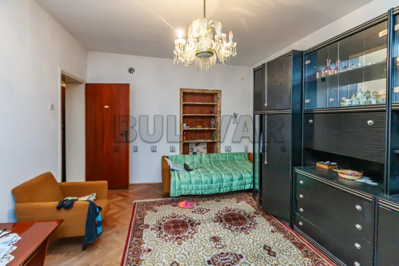 Više od tri spavaće sobe kuća, Ledena stena, Niš