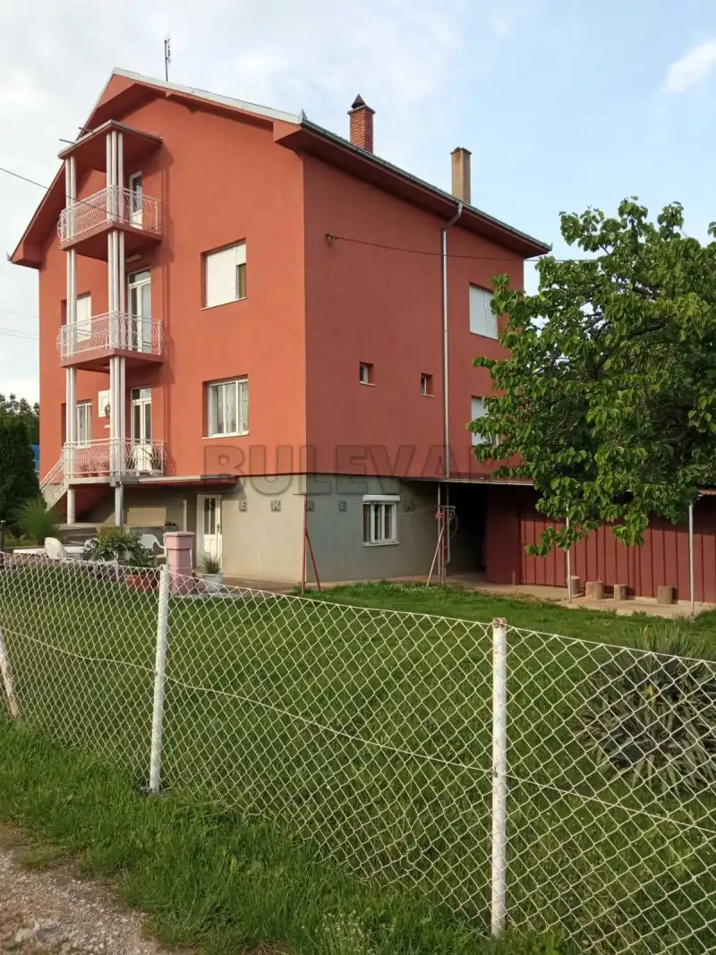 Više od tri spavaće sobe kuća, Korićani, Kragujevac