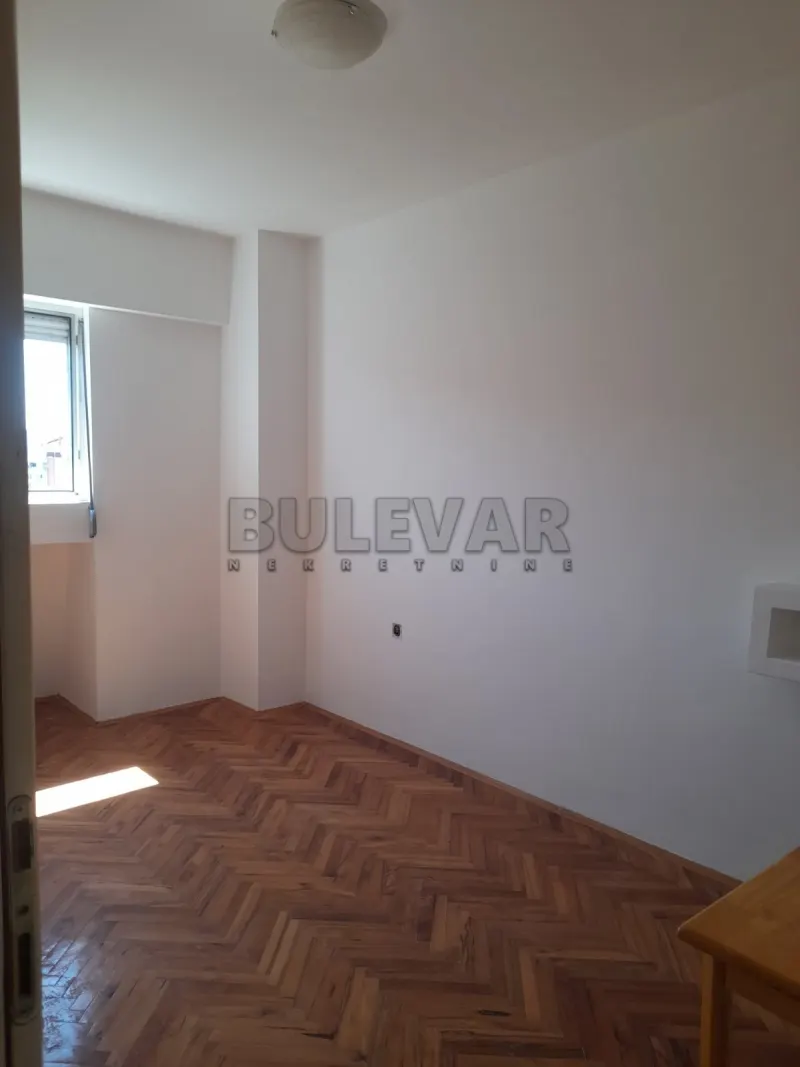 Jednoiposoban stan, Bulevar Nemanjića Zona 3, Niš, Pariske komune