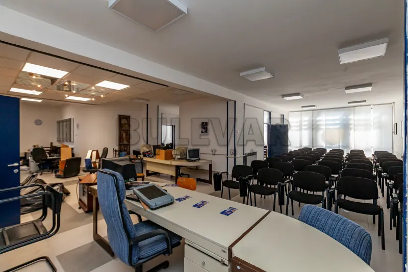 Više od tri spavaće sobe poslovni prostor, Crveni pevac, Niš