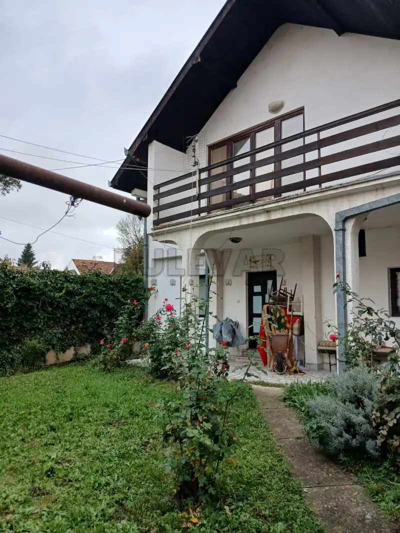 Više od tri spavaće sobe kuća, Šest Topola, Kragujevac